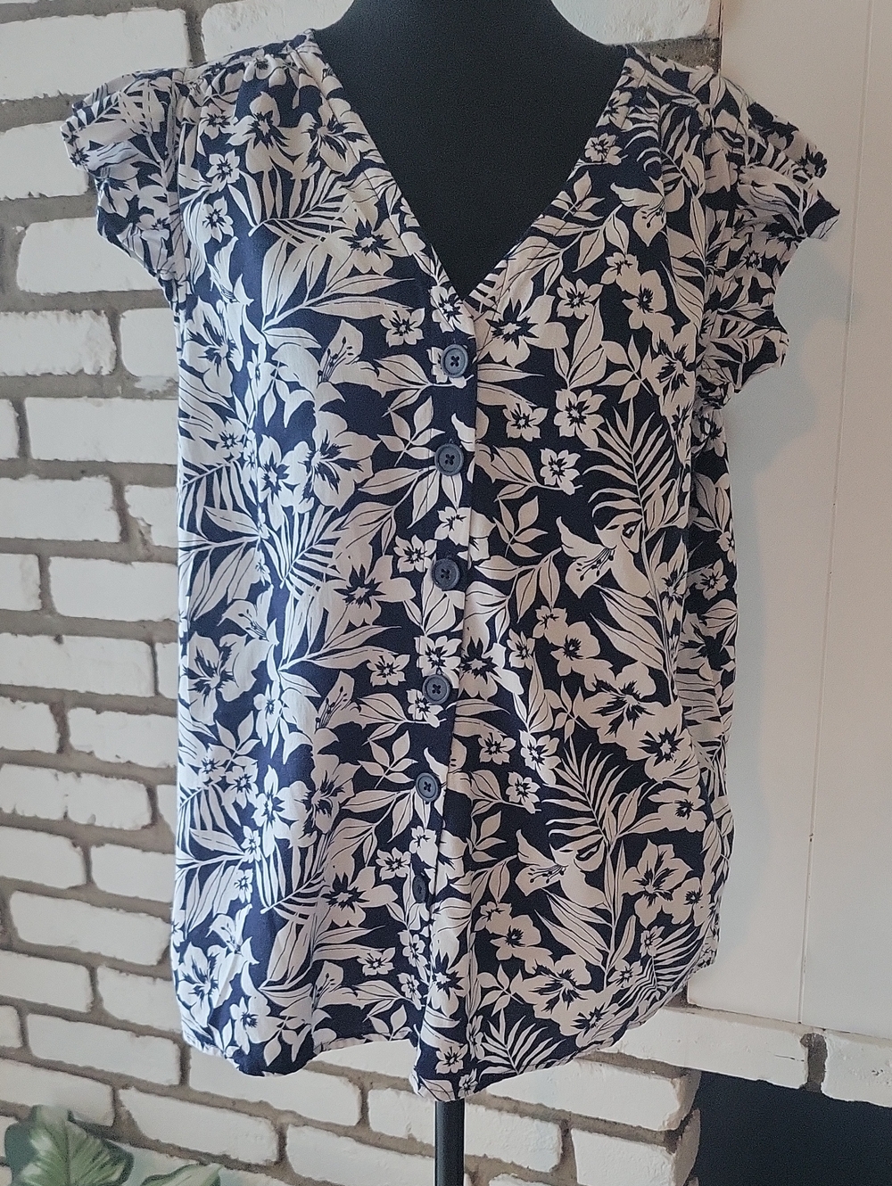 St. John's Bay Navy and White Floral Button-Front Blouse Size XL
